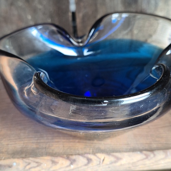 Blue art glass folded bowl - Picture 2 of 5